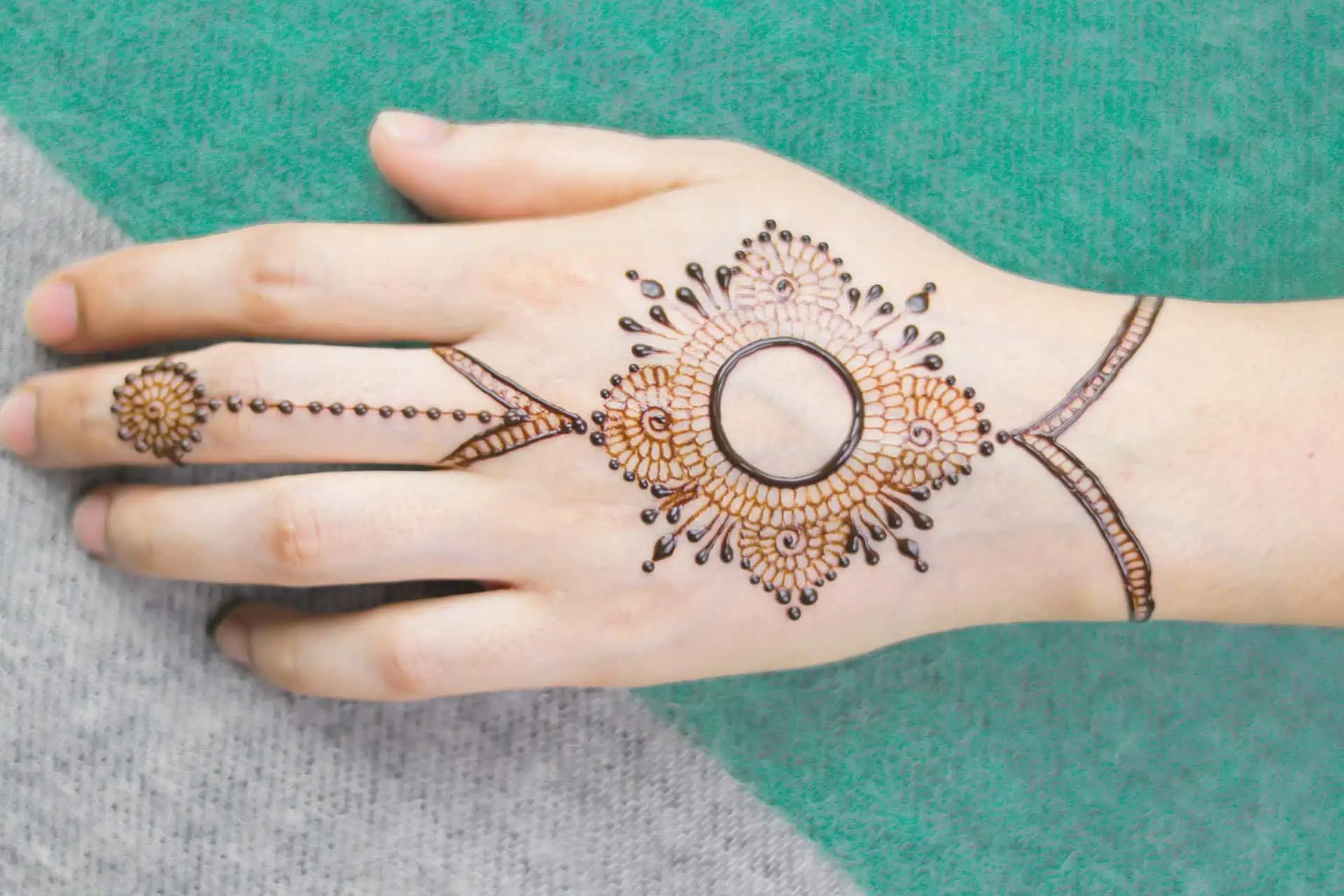 Back hand Mehndi Design: Tradition Meets Fine Art! - Earlylifestyle