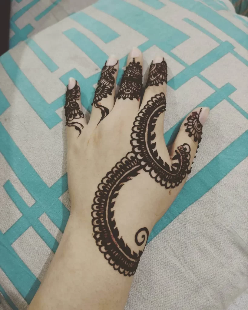 Simple and Stylish Back Hand Mehndi Design